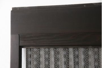 ガラス入り格子戸2枚をリペア&カスタム!高さと幅をリサイズし、ガラスは当店オリジナルの麻の葉紋様ガラスに交換。色味は当店商品を参考に着色。(引き戸、玄関戸、建具)