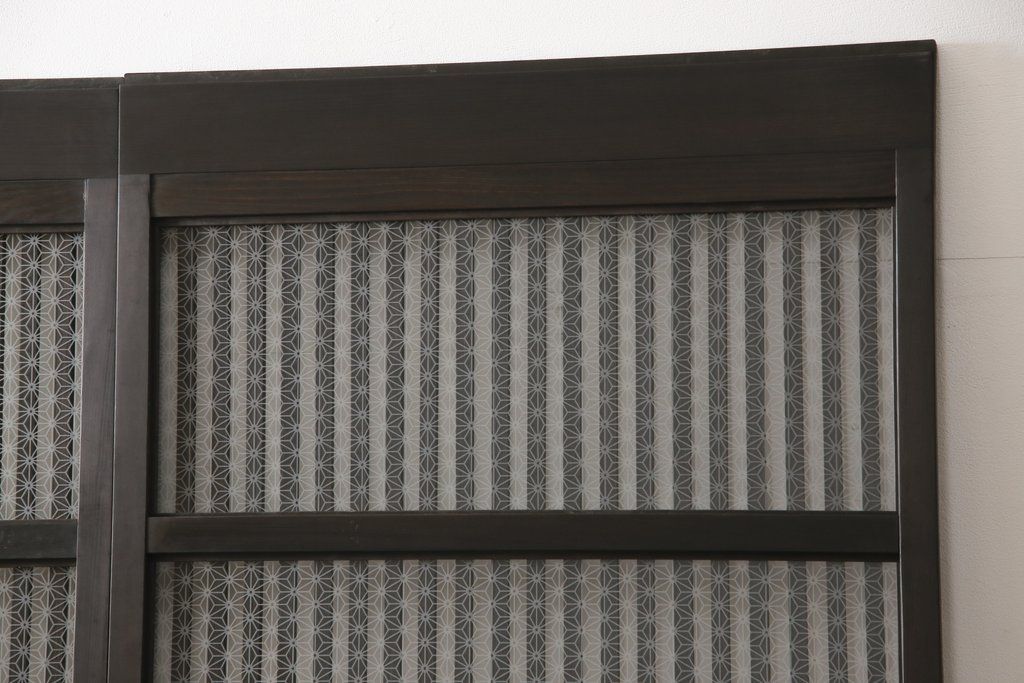 ガラス入り格子戸2枚をリペア&カスタム!高さと幅をリサイズし、ガラスは当店オリジナルの麻の葉紋様ガラスに交換。色味は当店商品を参考に着色。(引き戸、玄関戸、建具)