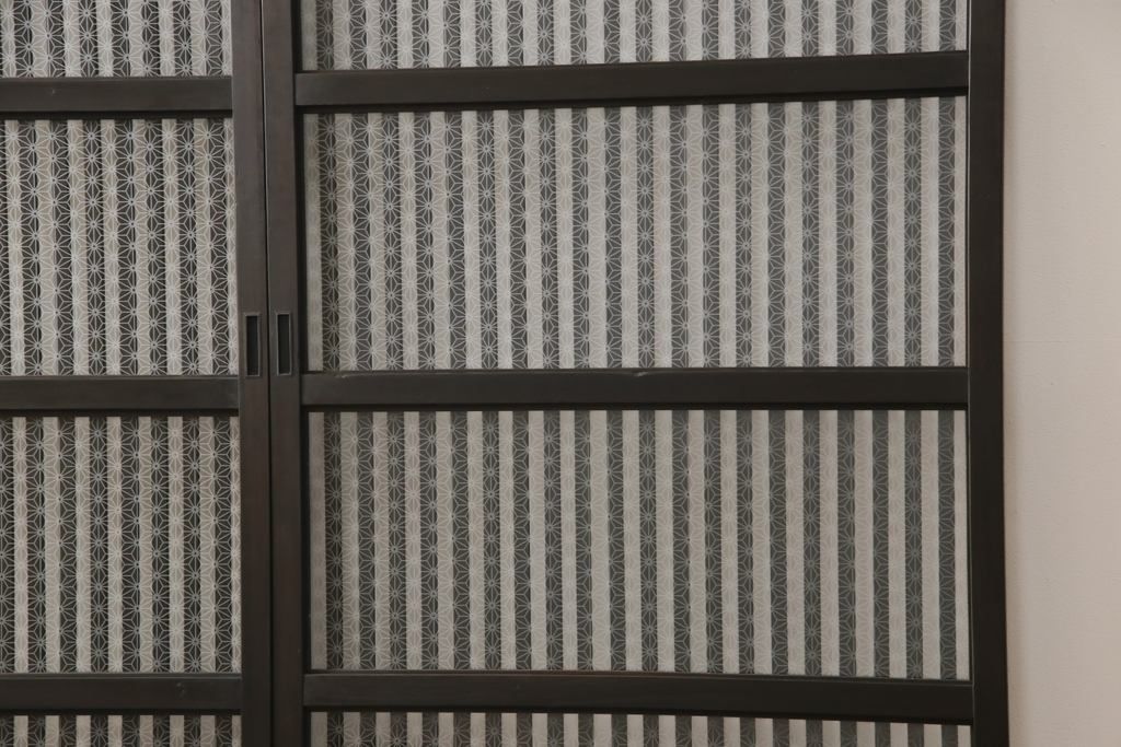 ガラス入り格子戸2枚をリペア&カスタム!高さと幅をリサイズし、ガラスは当店オリジナルの麻の葉紋様ガラスに交換。色味は当店商品を参考に着色。(引き戸、玄関戸、建具)