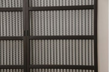 ガラス入り格子戸2枚をリペア&カスタム!高さと幅をリサイズし、ガラスは当店オリジナルの麻の葉紋様ガラスに交換。色味は当店商品を参考に着色。(引き戸、玄関戸、建具)