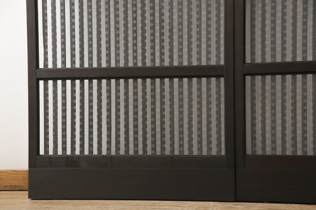 ガラス入り格子戸2枚をリペア&カスタム!高さと幅をリサイズし、ガラスは当店オリジナルの麻の葉紋様ガラスに交換。色味は当店商品を参考に着色。(引き戸、玄関戸、建具)