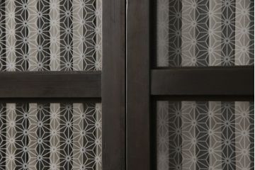 ガラス入り格子戸2枚をリペア&カスタム!高さと幅をリサイズし、ガラスは当店オリジナルの麻の葉紋様ガラスに交換。色味は当店商品を参考に着色。(引き戸、玄関戸、建具)