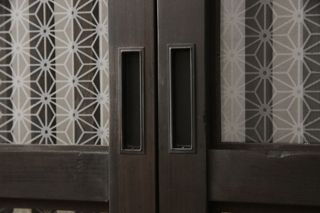 ガラス入り格子戸2枚をリペア&カスタム!高さと幅をリサイズし、ガラスは当店オリジナルの麻の葉紋様ガラスに交換。色味は当店商品を参考に着色。(引き戸、玄関戸、建具)