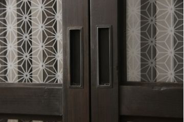 ガラス入り格子戸2枚をリペア&カスタム!高さと幅をリサイズし、ガラスは当店オリジナルの麻の葉紋様ガラスに交換。色味は当店商品を参考に着色。(引き戸、玄関戸、建具)