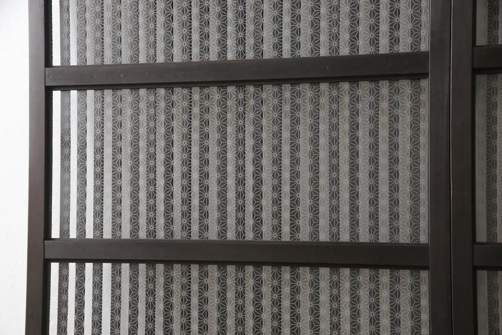 ガラス入り格子戸2枚をリペア&カスタム!高さと幅をリサイズし、ガラスは当店オリジナルの麻の葉紋様ガラスに交換。色味は当店商品を参考に着色。(引き戸、玄関戸、建具)