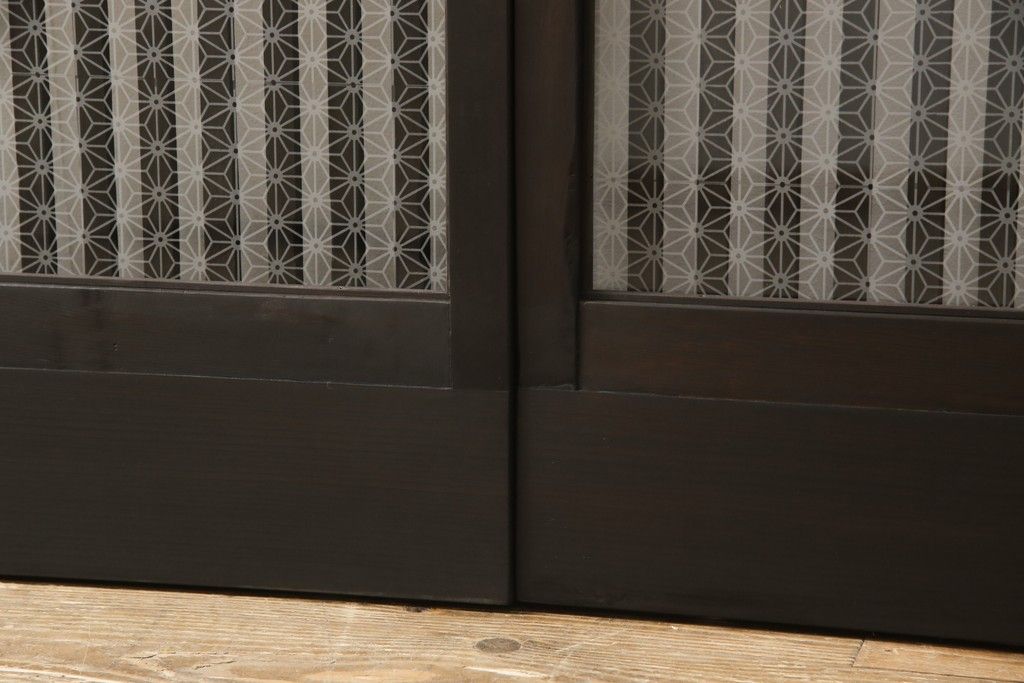 ガラス入り格子戸2枚をリペア&カスタム!高さと幅をリサイズし、ガラスは当店オリジナルの麻の葉紋様ガラスに交換。色味は当店商品を参考に着色。(引き戸、玄関戸、建具)