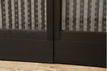 ガラス入り格子戸2枚をリペア&カスタム!高さと幅をリサイズし、ガラスは当店オリジナルの麻の葉紋様ガラスに交換。色味は当店商品を参考に着色。(引き戸、玄関戸、建具)