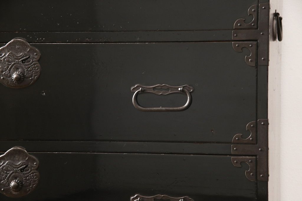 庄内箪笥の見た目を変えずに綺麗にリペア!元の雰囲気を残しつつ研磨して仕上げ。(重ね箪笥、時代箪笥、引き出し)