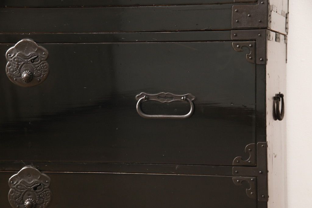 庄内箪笥の見た目を変えずに綺麗にリペア!元の雰囲気を残しつつ研磨して仕上げ。(重ね箪笥、時代箪笥、引き出し)