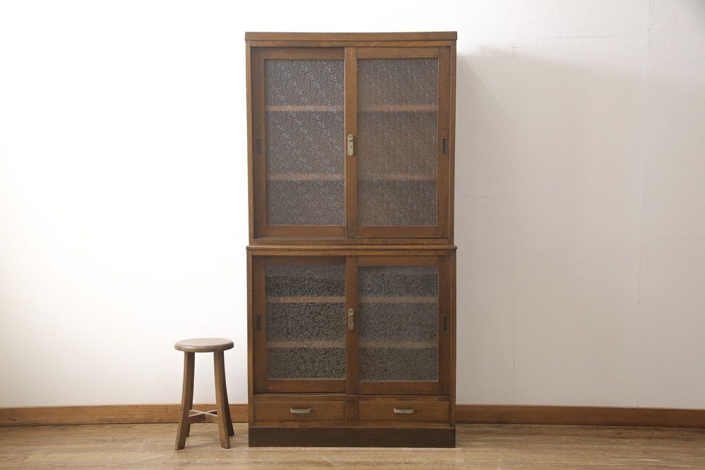 戸棚をリペア&カスタム!下段引き戸に結霜ガラスをはめ込み、割れがある既存の棚板をあらたに製作。本体は現状をベースにして1トーン程落ち着いた色味に着色。(収納棚、食器棚、キャビネット)