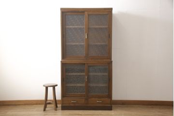 戸棚をリペア&カスタム!下段引き戸に結霜ガラスをはめ込み、割れがある既存の棚板をあらたに製作。本体は現状をベースにして1トーン程落ち着いた色味に着色。(収納棚、食器棚、キャビネット)