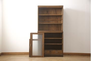 戸棚をリペア&カスタム!下段引き戸に結霜ガラスをはめ込み、割れがある既存の棚板をあらたに製作。本体は現状をベースにして1トーン程落ち着いた色味に着色。(収納棚、食器棚、キャビネット)