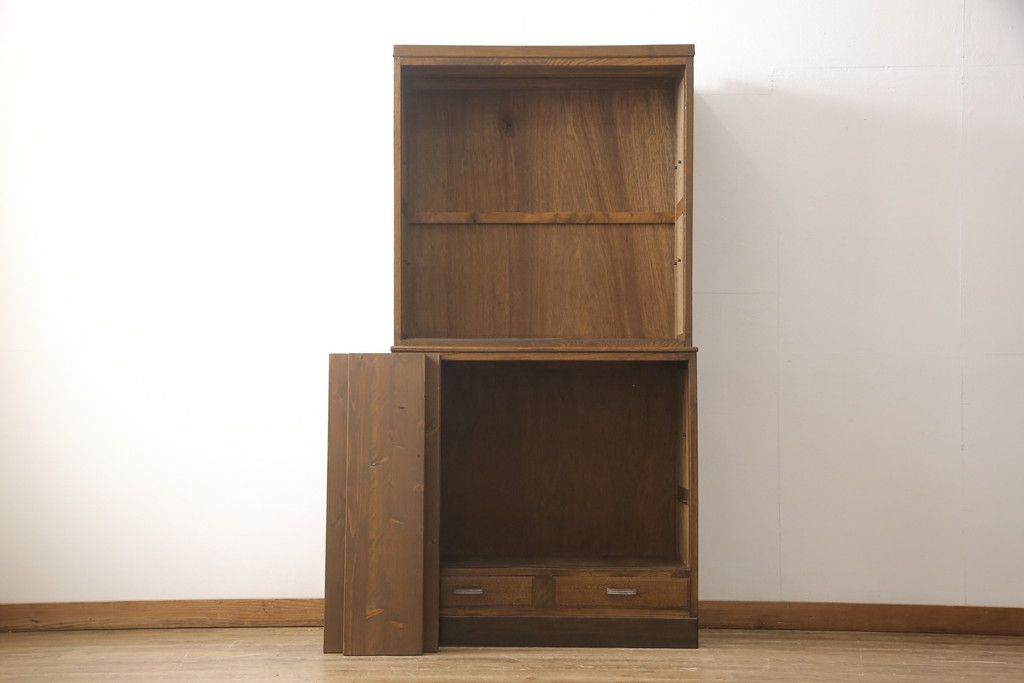 戸棚をリペア&カスタム!下段引き戸に結霜ガラスをはめ込み、割れがある既存の棚板をあらたに製作。本体は現状をベースにして1トーン程落ち着いた色味に着色。(収納棚、食器棚、キャビネット)