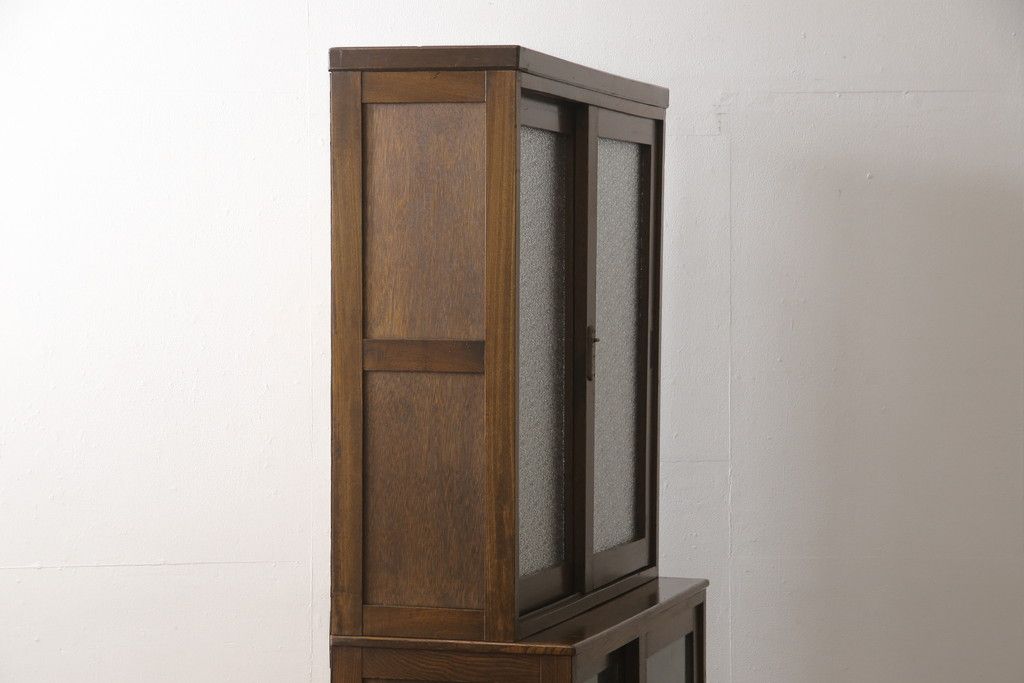 戸棚をリペア&カスタム!下段引き戸に結霜ガラスをはめ込み、割れがある既存の棚板をあらたに製作。本体は現状をベースにして1トーン程落ち着いた色味に着色。(収納棚、食器棚、キャビネット)