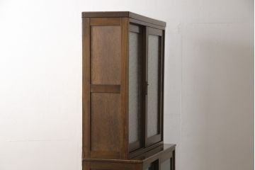 戸棚をリペア&カスタム!下段引き戸に結霜ガラスをはめ込み、割れがある既存の棚板をあらたに製作。本体は現状をベースにして1トーン程落ち着いた色味に着色。(収納棚、食器棚、キャビネット)