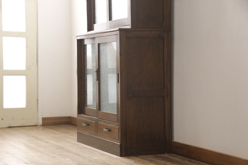 戸棚をリペア&カスタム!下段引き戸に結霜ガラスをはめ込み、割れがある既存の棚板をあらたに製作。本体は現状をベースにして1トーン程落ち着いた色味に着色。(収納棚、食器棚、キャビネット)