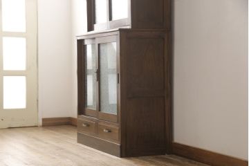 戸棚をリペア&カスタム!下段引き戸に結霜ガラスをはめ込み、割れがある既存の棚板をあらたに製作。本体は現状をベースにして1トーン程落ち着いた色味に着色。(収納棚、食器棚、キャビネット)