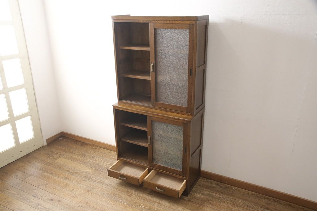 戸棚をリペア&カスタム!下段引き戸に結霜ガラスをはめ込み、割れがある既存の棚板をあらたに製作。本体は現状をベースにして1トーン程落ち着いた色味に着色。(収納棚、食器棚、キャビネット)