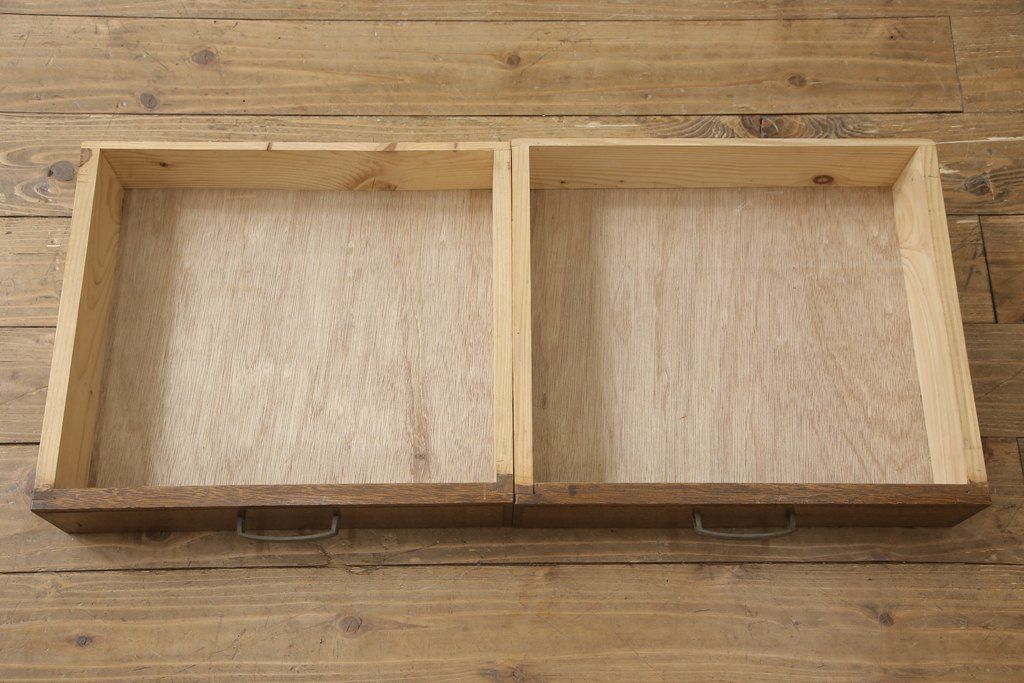 戸棚をリペア&カスタム!下段引き戸に結霜ガラスをはめ込み、割れがある既存の棚板をあらたに製作。本体は現状をベースにして1トーン程落ち着いた色味に着色。(収納棚、食器棚、キャビネット)