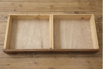 戸棚をリペア&カスタム!下段引き戸に結霜ガラスをはめ込み、割れがある既存の棚板をあらたに製作。本体は現状をベースにして1トーン程落ち着いた色味に着色。(収納棚、食器棚、キャビネット)