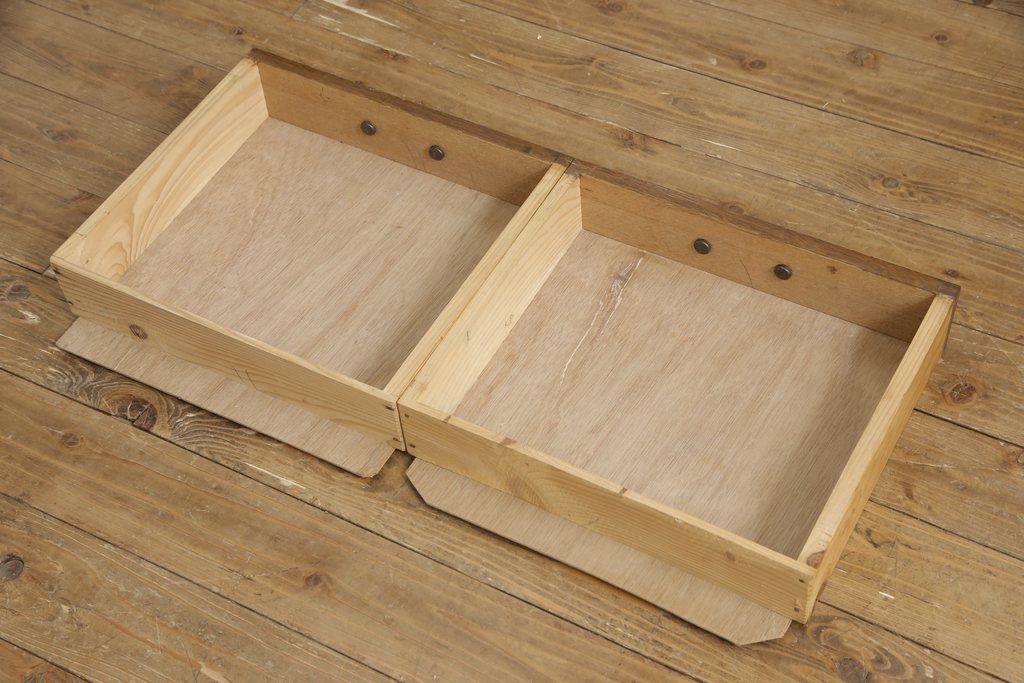 戸棚をリペア&カスタム!下段引き戸に結霜ガラスをはめ込み、割れがある既存の棚板をあらたに製作。本体は現状をベースにして1トーン程落ち着いた色味に着色。(収納棚、食器棚、キャビネット)