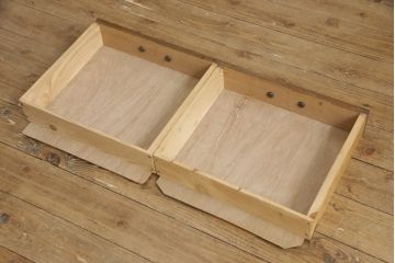 戸棚をリペア&カスタム!下段引き戸に結霜ガラスをはめ込み、割れがある既存の棚板をあらたに製作。本体は現状をベースにして1トーン程落ち着いた色味に着色。(収納棚、食器棚、キャビネット)