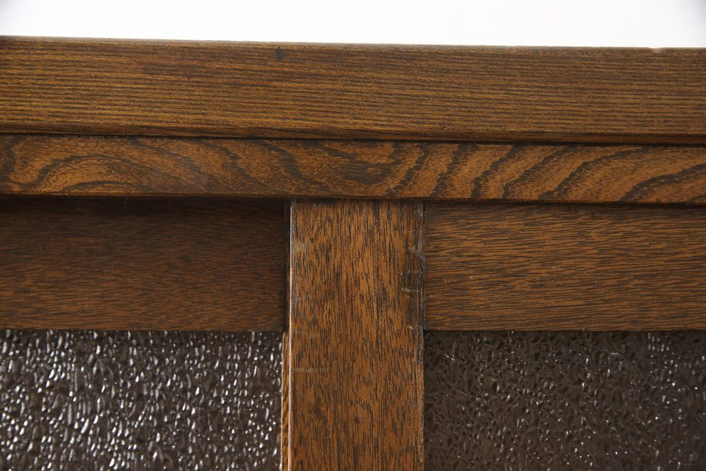 戸棚をリペア&カスタム!下段引き戸に結霜ガラスをはめ込み、割れがある既存の棚板をあらたに製作。本体は現状をベースにして1トーン程落ち着いた色味に着色。(収納棚、食器棚、キャビネット)