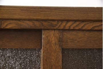 戸棚をリペア&カスタム!下段引き戸に結霜ガラスをはめ込み、割れがある既存の棚板をあらたに製作。本体は現状をベースにして1トーン程落ち着いた色味に着色。(収納棚、食器棚、キャビネット)