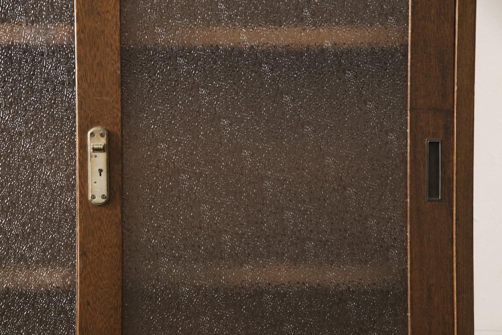 戸棚をリペア&カスタム!下段引き戸に結霜ガラスをはめ込み、割れがある既存の棚板をあらたに製作。本体は現状をベースにして1トーン程落ち着いた色味に着色。(収納棚、食器棚、キャビネット)