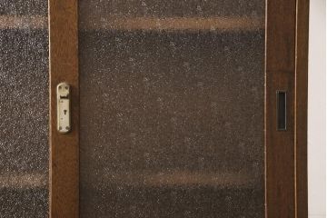 戸棚をリペア&カスタム!下段引き戸に結霜ガラスをはめ込み、割れがある既存の棚板をあらたに製作。本体は現状をベースにして1トーン程落ち着いた色味に着色。(収納棚、食器棚、キャビネット)