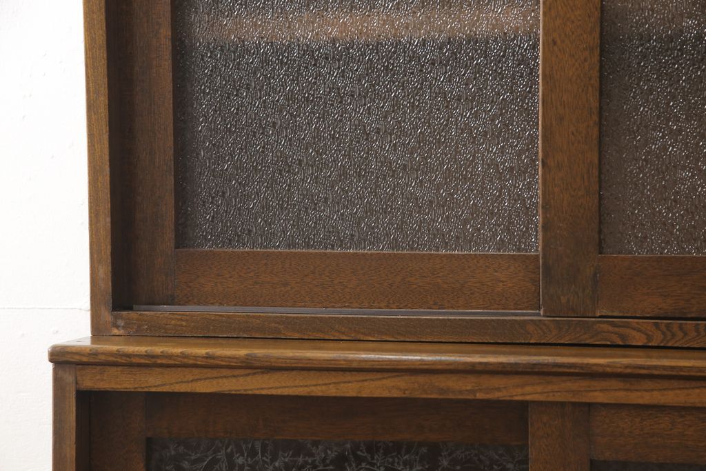 戸棚をリペア&カスタム!下段引き戸に結霜ガラスをはめ込み、割れがある既存の棚板をあらたに製作。本体は現状をベースにして1トーン程落ち着いた色味に着色。(収納棚、食器棚、キャビネット)