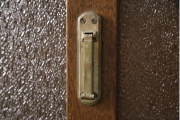 戸棚をリペア&カスタム!下段引き戸に結霜ガラスをはめ込み、割れがある既存の棚板をあらたに製作。本体は現状をベースにして1トーン程落ち着いた色味に着色。(収納棚、食器棚、キャビネット)