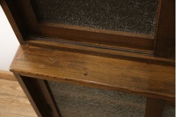 戸棚をリペア&カスタム!下段引き戸に結霜ガラスをはめ込み、割れがある既存の棚板をあらたに製作。本体は現状をベースにして1トーン程落ち着いた色味に着色。(収納棚、食器棚、キャビネット)