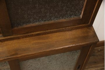 戸棚をリペア&カスタム!下段引き戸に結霜ガラスをはめ込み、割れがある既存の棚板をあらたに製作。本体は現状をベースにして1トーン程落ち着いた色味に着色。(収納棚、食器棚、キャビネット)