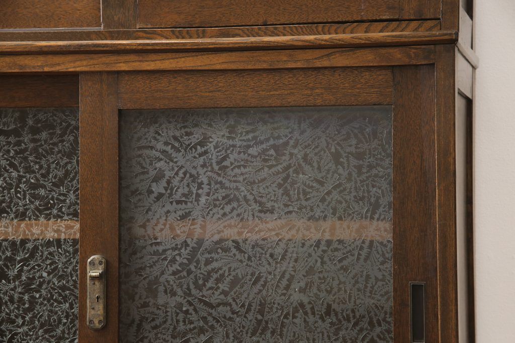 戸棚をリペア&カスタム!下段引き戸に結霜ガラスをはめ込み、割れがある既存の棚板をあらたに製作。本体は現状をベースにして1トーン程落ち着いた色味に着色。(収納棚、食器棚、キャビネット)