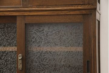 戸棚をリペア&カスタム!下段引き戸に結霜ガラスをはめ込み、割れがある既存の棚板をあらたに製作。本体は現状をベースにして1トーン程落ち着いた色味に着色。(収納棚、食器棚、キャビネット)