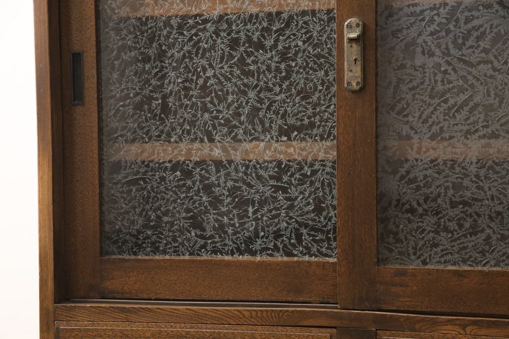 戸棚をリペア&カスタム!下段引き戸に結霜ガラスをはめ込み、割れがある既存の棚板をあらたに製作。本体は現状をベースにして1トーン程落ち着いた色味に着色。(収納棚、食器棚、キャビネット)