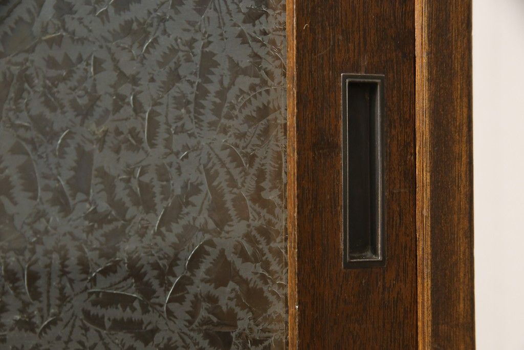 戸棚をリペア&カスタム!下段引き戸に結霜ガラスをはめ込み、割れがある既存の棚板をあらたに製作。本体は現状をベースにして1トーン程落ち着いた色味に着色。(収納棚、食器棚、キャビネット)