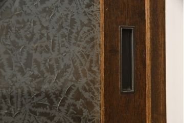 戸棚をリペア&カスタム!下段引き戸に結霜ガラスをはめ込み、割れがある既存の棚板をあらたに製作。本体は現状をベースにして1トーン程落ち着いた色味に着色。(収納棚、食器棚、キャビネット)