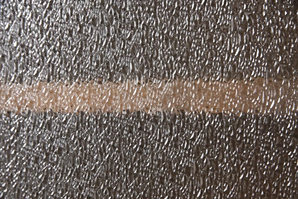 戸棚をリペア&カスタム!下段引き戸に結霜ガラスをはめ込み、割れがある既存の棚板をあらたに製作。本体は現状をベースにして1トーン程落ち着いた色味に着色。(収納棚、食器棚、キャビネット)