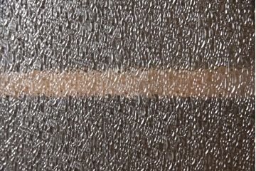 戸棚をリペア&カスタム!下段引き戸に結霜ガラスをはめ込み、割れがある既存の棚板をあらたに製作。本体は現状をベースにして1トーン程落ち着いた色味に着色。(収納棚、食器棚、キャビネット)