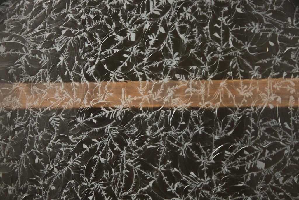 戸棚をリペア&カスタム!下段引き戸に結霜ガラスをはめ込み、割れがある既存の棚板をあらたに製作。本体は現状をベースにして1トーン程落ち着いた色味に着色。(収納棚、食器棚、キャビネット)