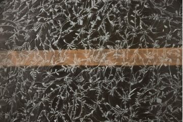 戸棚をリペア&カスタム!下段引き戸に結霜ガラスをはめ込み、割れがある既存の棚板をあらたに製作。本体は現状をベースにして1トーン程落ち着いた色味に着色。(収納棚、食器棚、キャビネット)