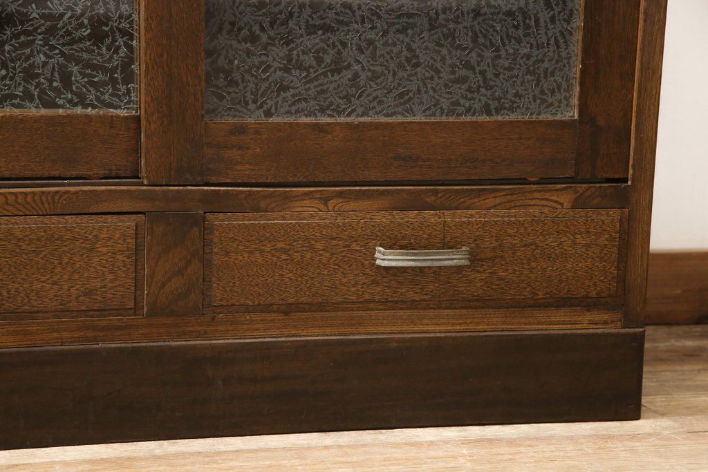 戸棚をリペア&カスタム!下段引き戸に結霜ガラスをはめ込み、割れがある既存の棚板をあらたに製作。本体は現状をベースにして1トーン程落ち着いた色味に着色。(収納棚、食器棚、キャビネット)