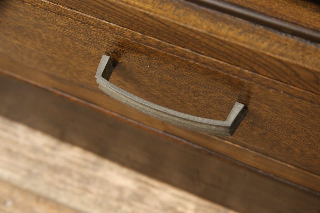 戸棚をリペア&カスタム!下段引き戸に結霜ガラスをはめ込み、割れがある既存の棚板をあらたに製作。本体は現状をベースにして1トーン程落ち着いた色味に着色。(収納棚、食器棚、キャビネット)