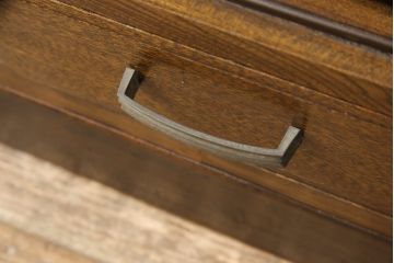 戸棚をリペア&カスタム!下段引き戸に結霜ガラスをはめ込み、割れがある既存の棚板をあらたに製作。本体は現状をベースにして1トーン程落ち着いた色味に着色。(収納棚、食器棚、キャビネット)