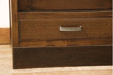 戸棚をリペア&カスタム!下段引き戸に結霜ガラスをはめ込み、割れがある既存の棚板をあらたに製作。本体は現状をベースにして1トーン程落ち着いた色味に着色。(収納棚、食器棚、キャビネット)