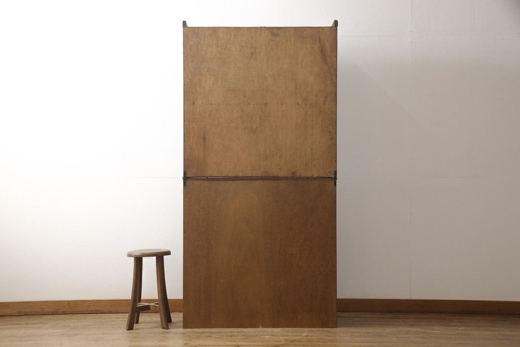 戸棚をリペア&カスタム!下段引き戸に結霜ガラスをはめ込み、割れがある既存の棚板をあらたに製作。本体は現状をベースにして1トーン程落ち着いた色味に着色。(収納棚、食器棚、キャビネット)