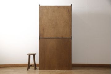 戸棚をリペア&カスタム!下段引き戸に結霜ガラスをはめ込み、割れがある既存の棚板をあらたに製作。本体は現状をベースにして1トーン程落ち着いた色味に着色。(収納棚、食器棚、キャビネット)