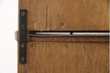 戸棚をリペア&カスタム!下段引き戸に結霜ガラスをはめ込み、割れがある既存の棚板をあらたに製作。本体は現状をベースにして1トーン程落ち着いた色味に着色。(収納棚、食器棚、キャビネット)